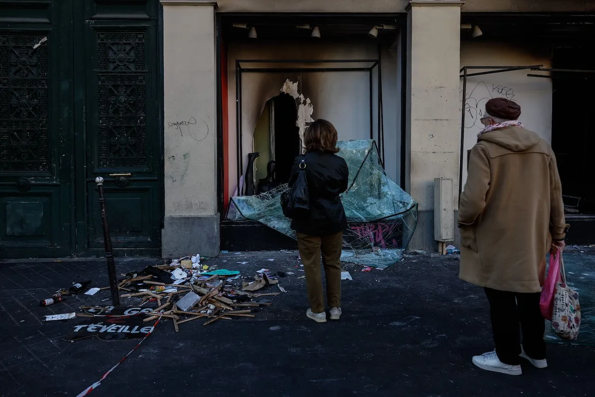 “França a arder!” – e a culpa é dos imigrantes, atira Trump. Confusão prolongou-se para domingo