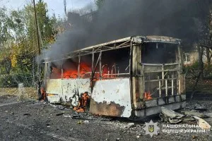 Bomba da Rússia explode perto de ônibus na Ucrânia, mata 30 pessoas e agrava apagões
