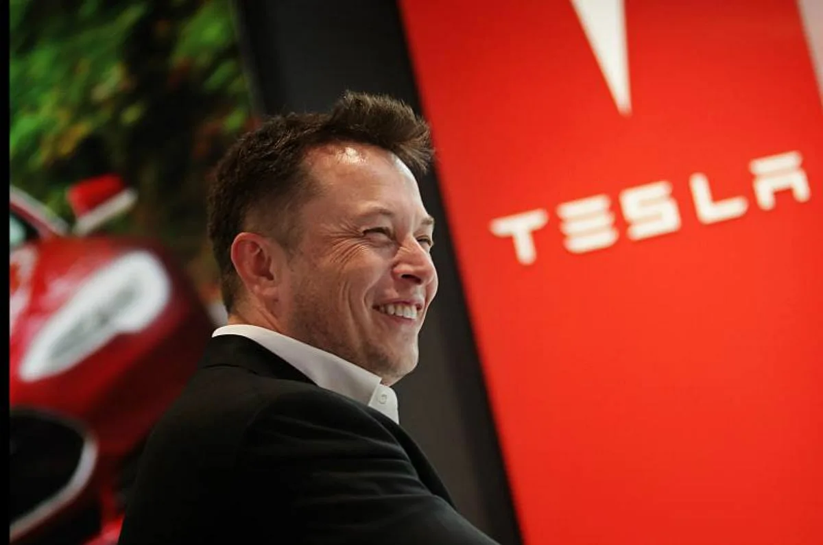 Tesla negoceia em alta de quase 2% impulsionada pelo entusiasmo com o novo Roadster