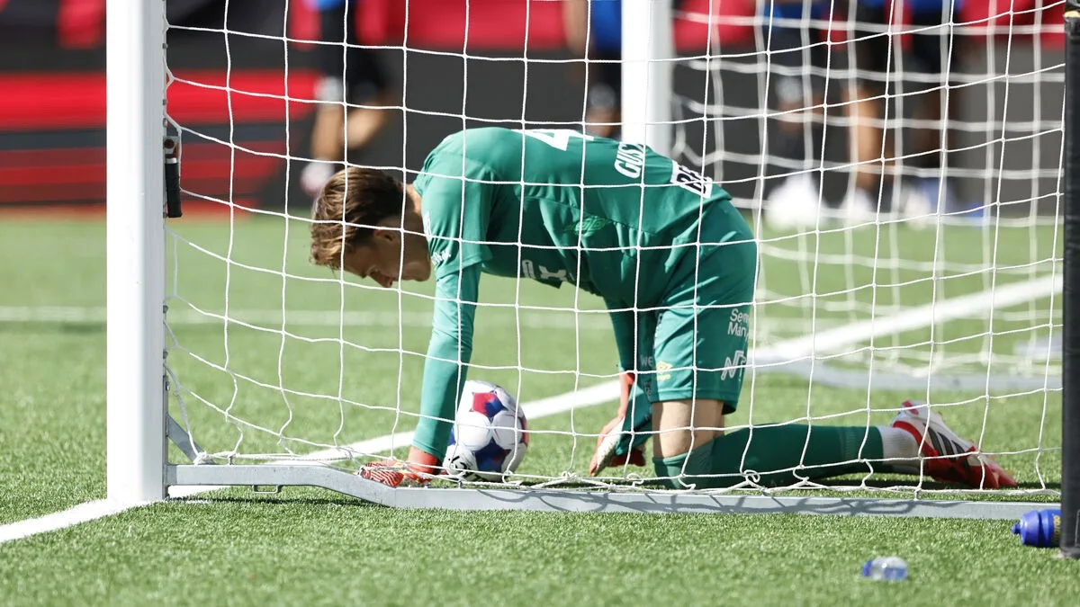 Goleiro se enrola com a bola e marca contra na Suécia; veja vídeo