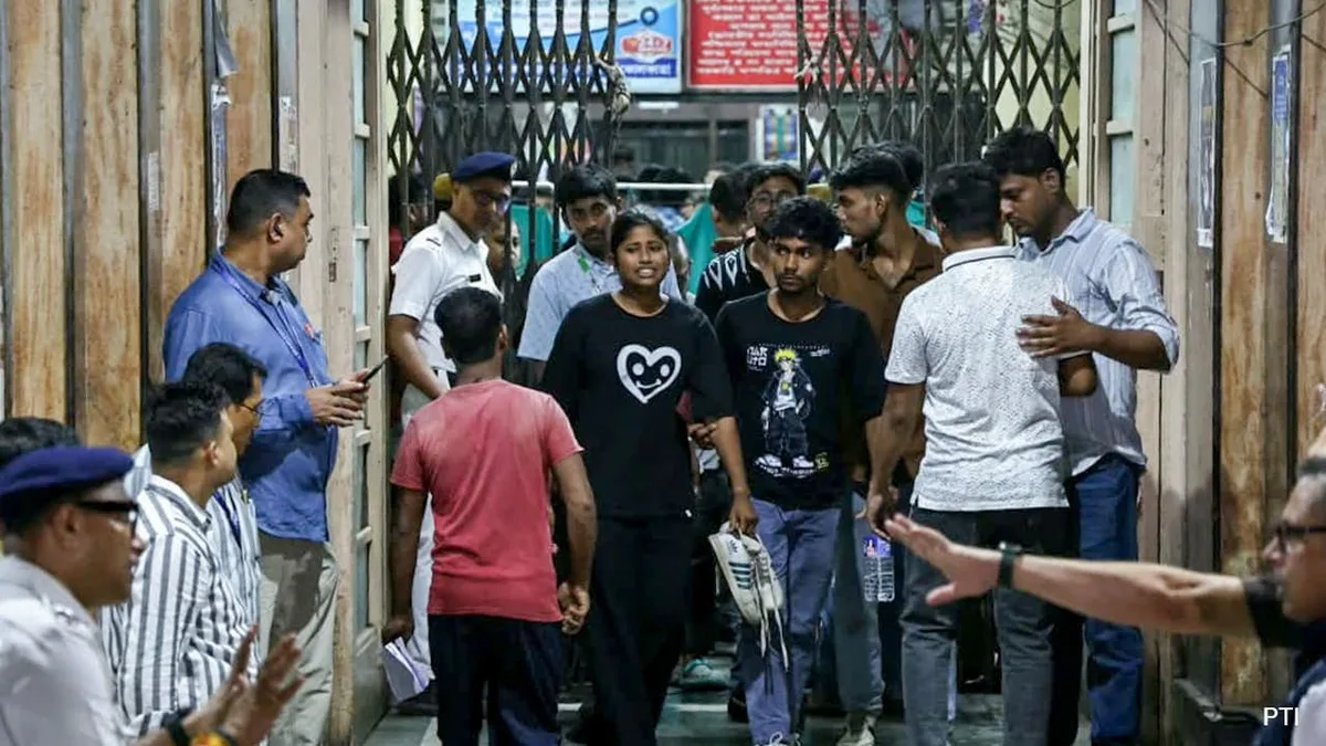 Amit Shah Visits Kolkata Hospital, Meets Durga Puja Pandal Stampede Victims