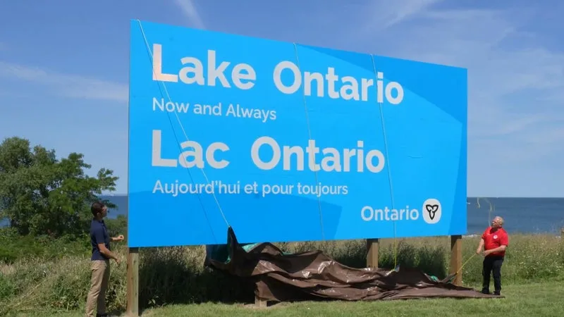 “Aujourd’hui et pour toujours”: le Canada installe un panneau géant en réponse au décret de Donald Trump renommant le lac Ontario en lac d’Amérique