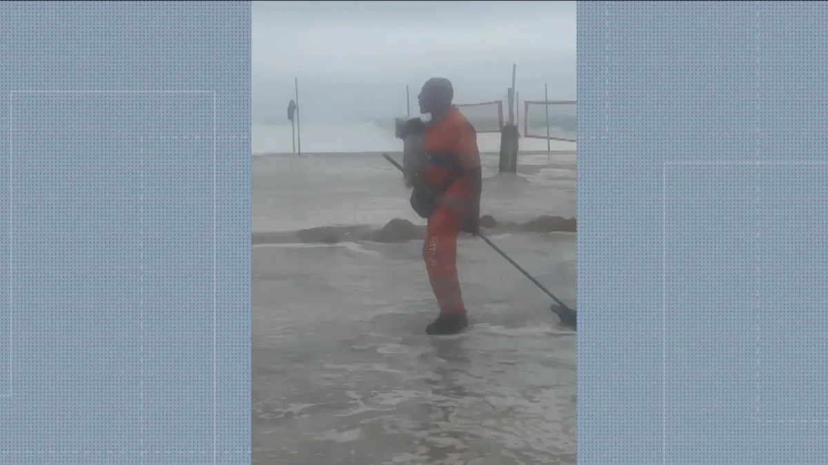 Gari resgata cachorro levado pela correnteza durante ressaca em Copacabana