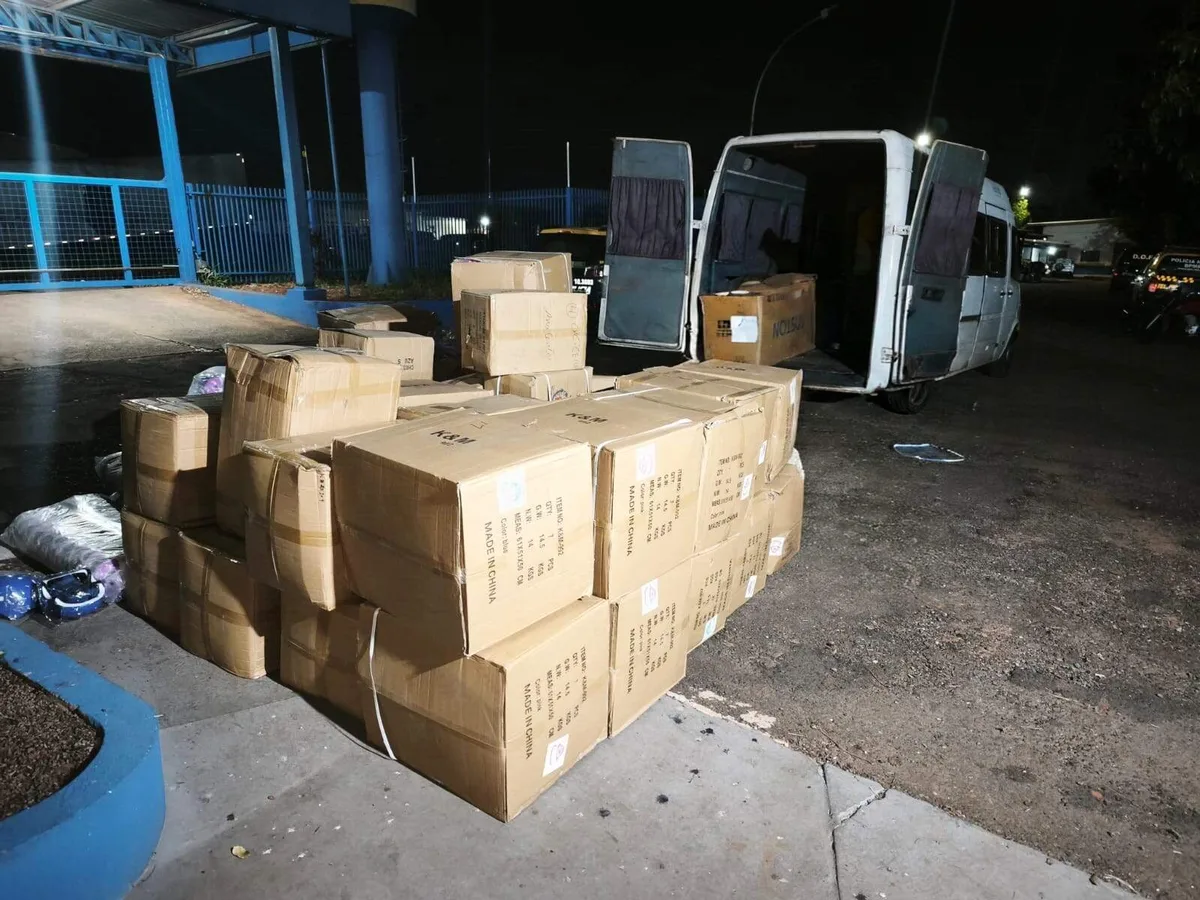 Van é apreendida com R$ 55 mil em mercadorias contrabandeadas