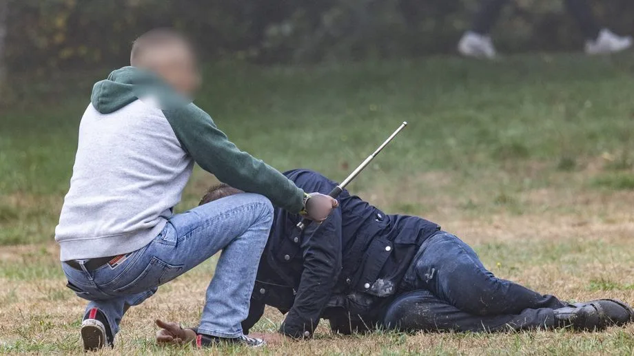 Vidéos polémiques, lycéens mis en cause, protestations de la défense : ce que l'on sait du policier agressé à Belfort