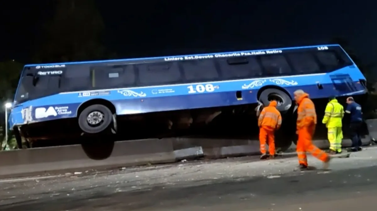 Corte total en la General Paz: un colectivo quedó en medio de la traza tras chocar con un auto