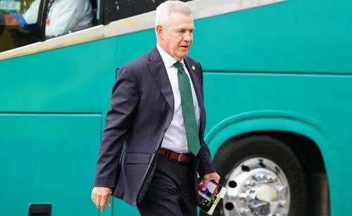 Entrenador del Valencia evita hablar de Javier Aguirre: "Me parece un poco arriesgado"
