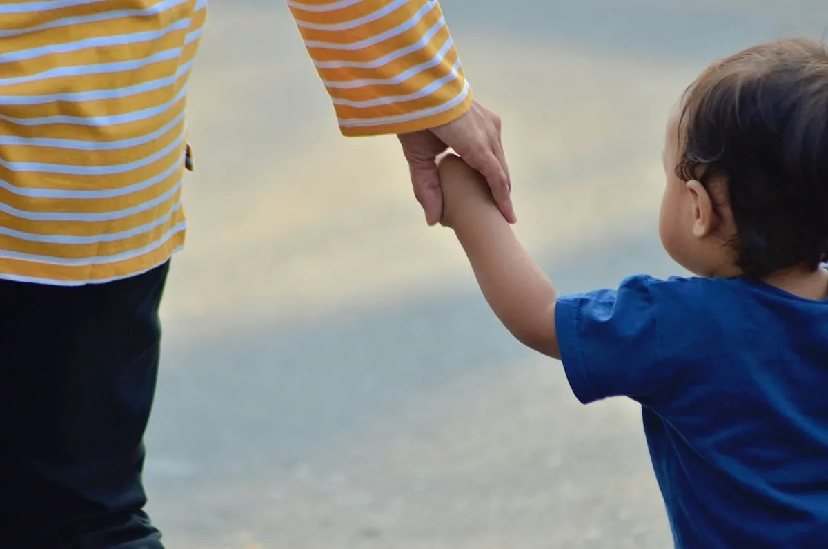La generación que no puede permitirse ser madre ni padre: tener un hijo antes de los 30 dispara hasta diez veces más el riesgo de pobreza severa