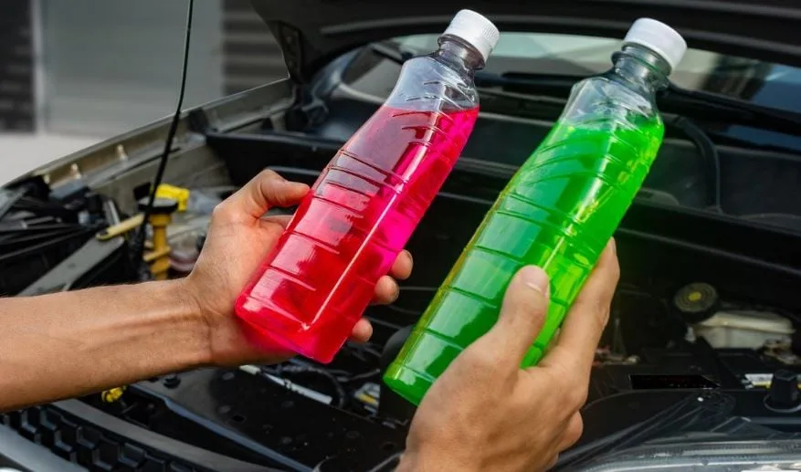 Los motivos por los cuales es fundamental no confudir el tipo de líquido refrigerante del auto