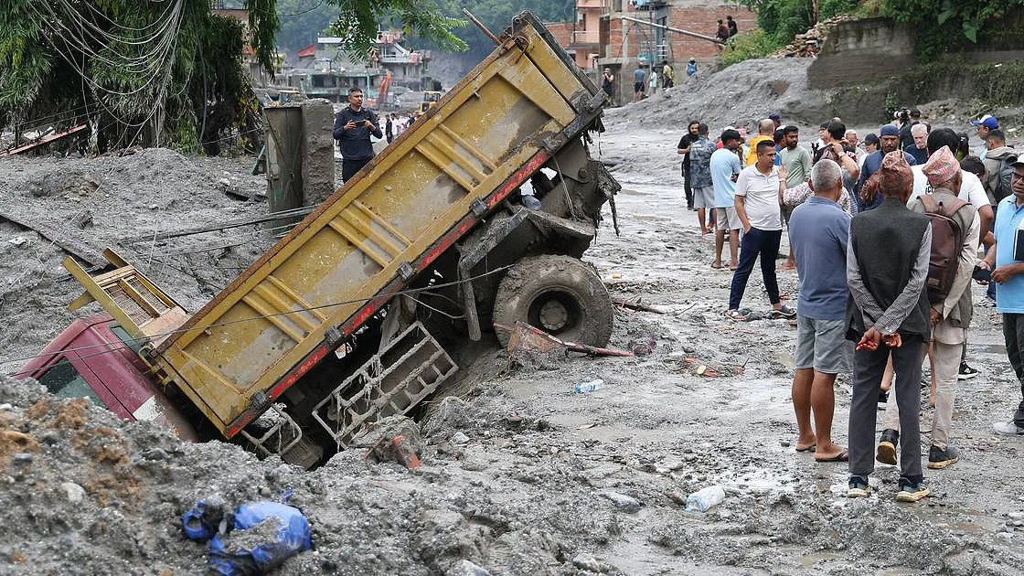 Tragédia do Nepal: criança de 6 anos resgatada com vida depois de 60 horas presa sob lama e destroços