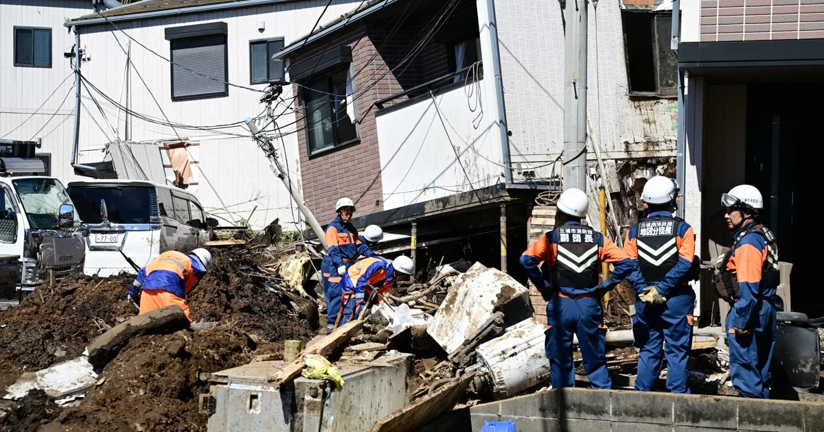 家々、土砂にのまれ 腰まで冠水も 台風25号、不明者捜索続く