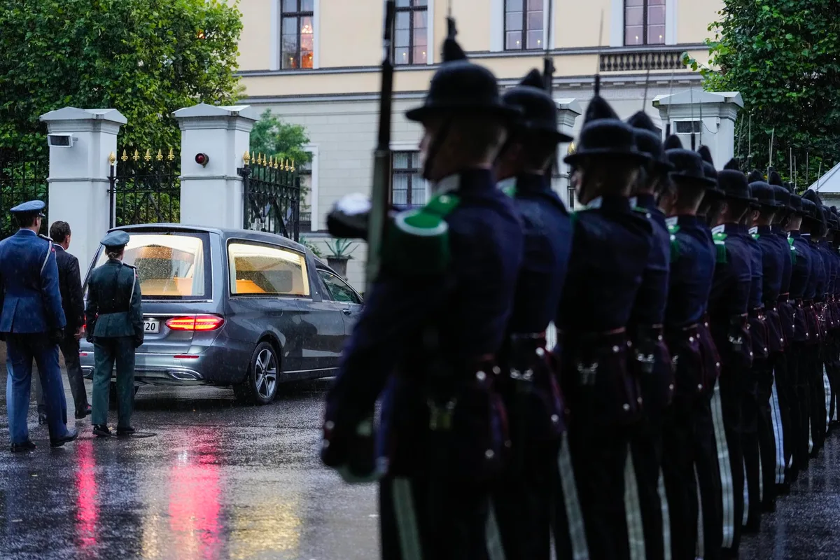 El féretro del rey Harald V de Noruega ya está en el Palacio Real