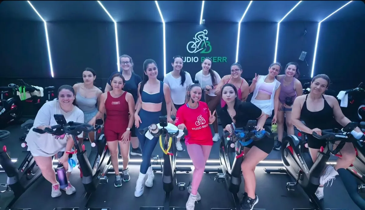 Evento promove conscientização sobre câncer de mama com aulas de bike indoor e zumba neste sábado (17)