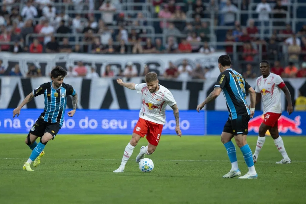 Bragantino marca nos acréscimos e deixa Grêmio ameaçado às vésperas de Gre-Nal
