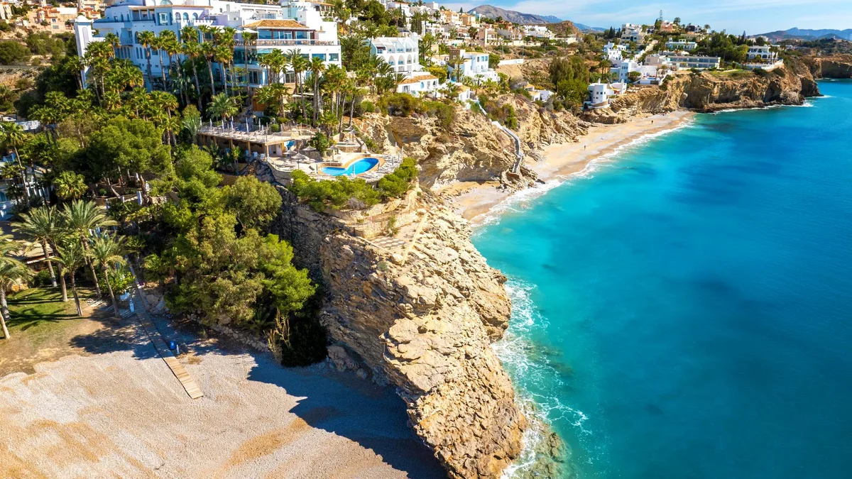 El paraíso de la Costa Blanca donde alargar el verano en septiembre: un hotel de lujo frente al Mediterráneo