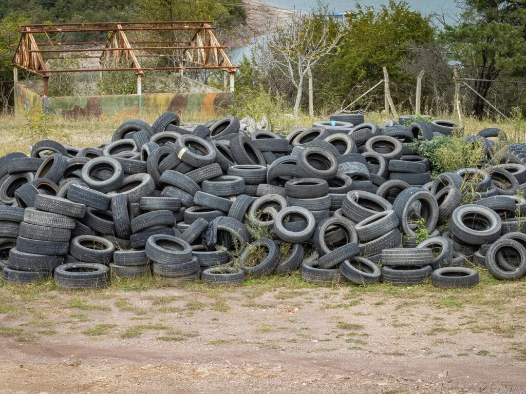 Enterraron 20,000 llantas debajo de una carretera y hay una razón: luchar contra el barro y las heladas