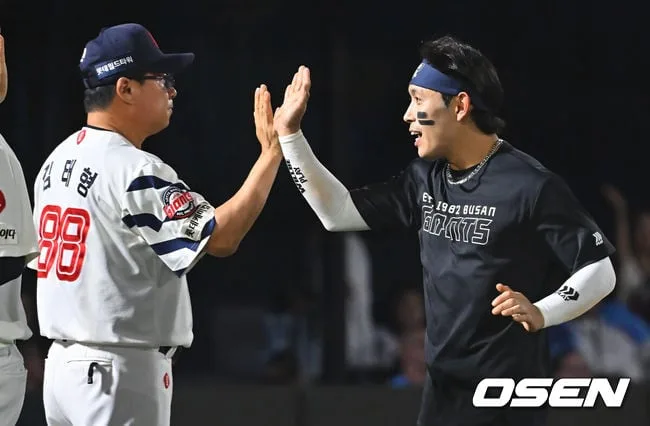 '126일 만에 7위' 롯데 4연속 역전승, 또 빅이닝 도파민…가을 기적 꿈꾸나, "야수들 집중력 발휘, 6회 다득점으로 승기"