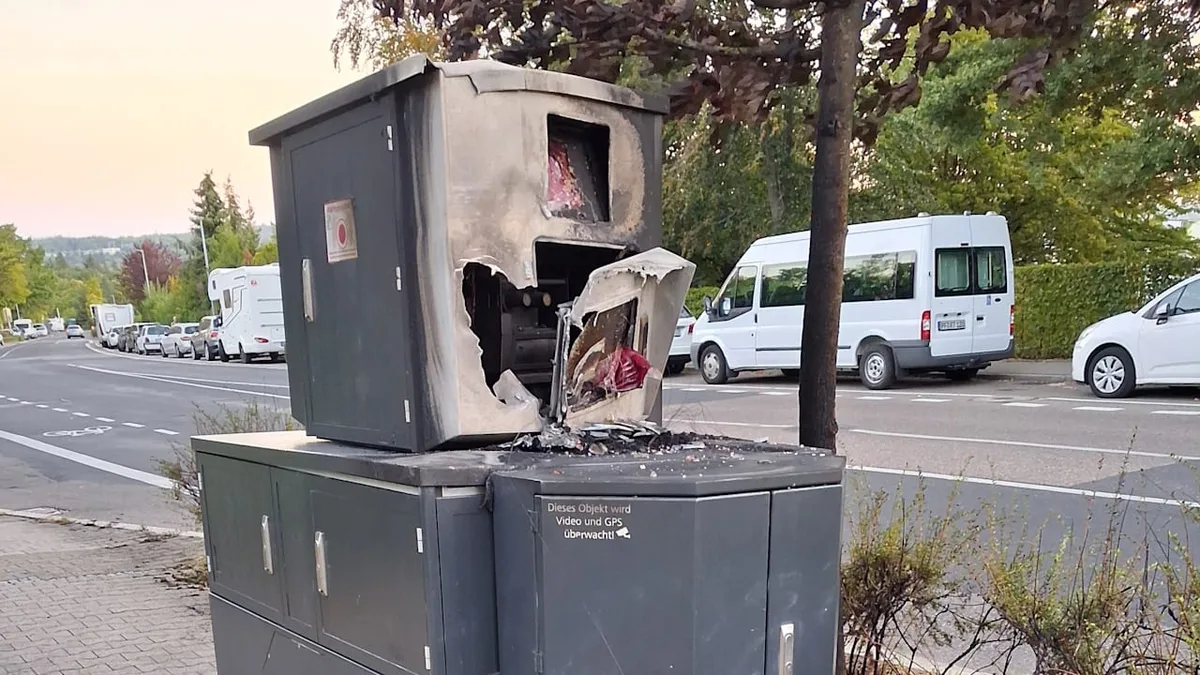 Polizei sucht Brandstifter - Unbekannte fackeln Blitzer mit Autoreifen ab