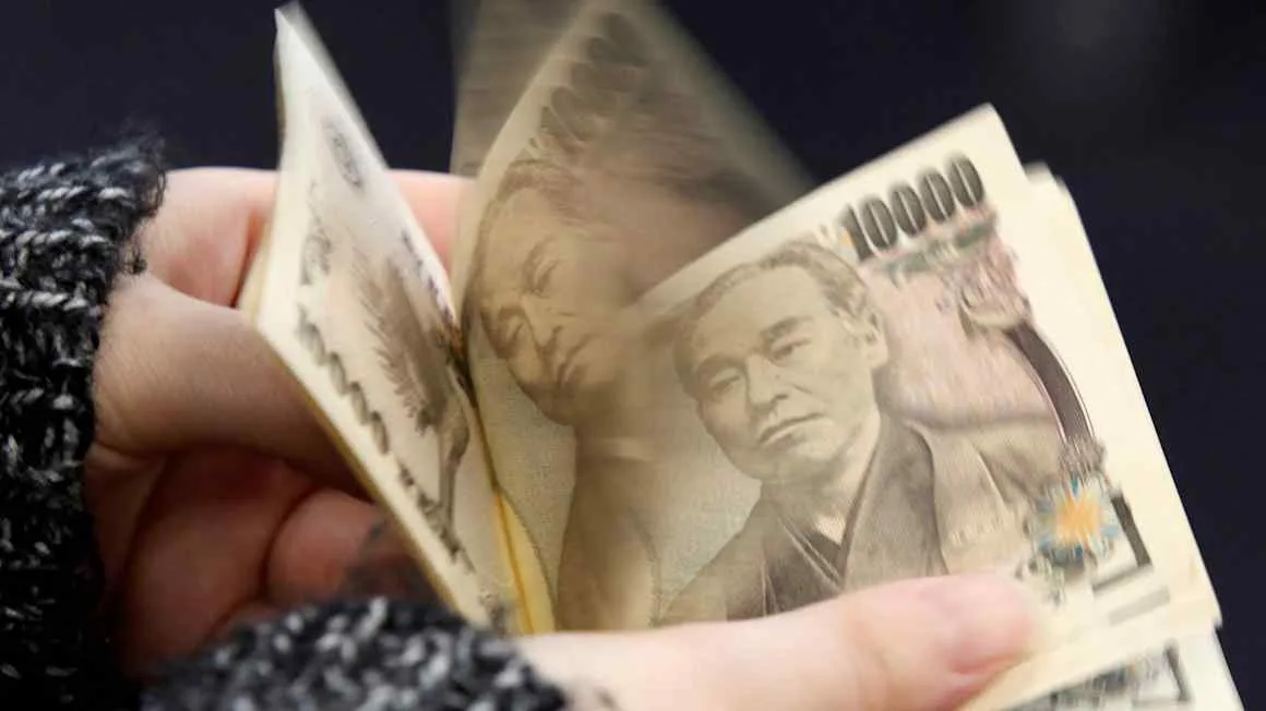 Yen strengthens as traders bet on Japan interest rate rises