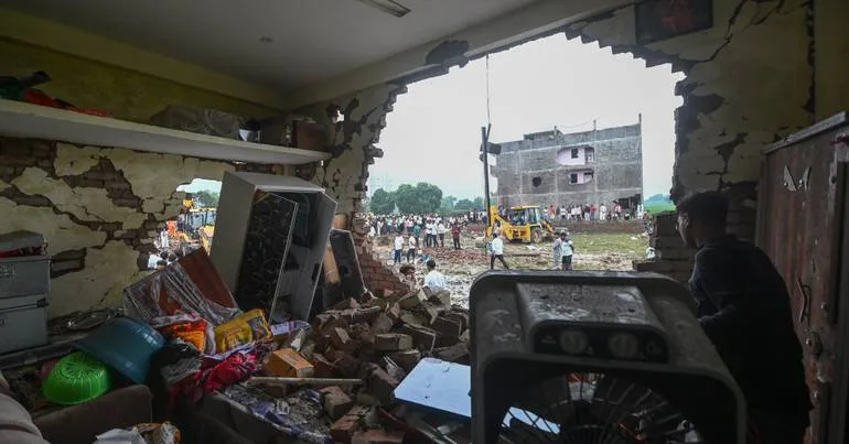 Uttar Pradesh. Explosão em fábrica ilegal mata 11