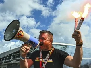 « Le match, tu le vis dans le regard des gens » : le capo du Virage Sud se prépare pour le retour du Mans FC en Ligue 1