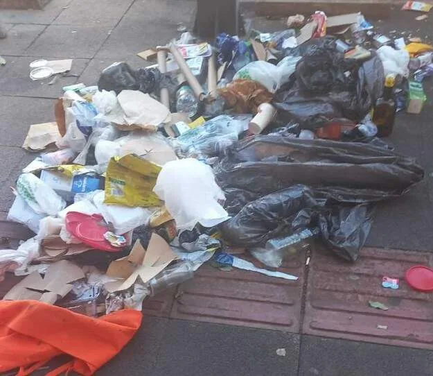 Lojistas cobram reforço na limpeza após lixo se acumular no Centro