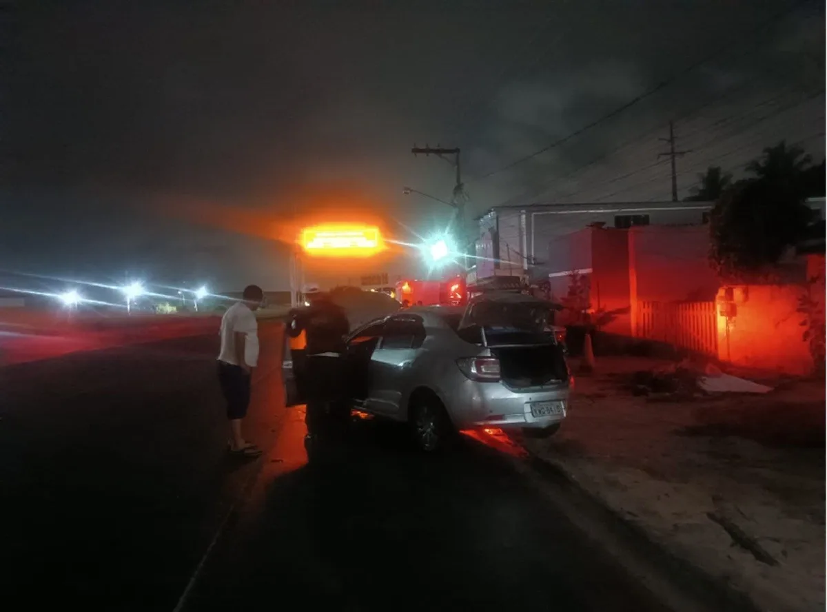 Carro capota e atinge caminhonete estacionada em São Pedro da Aldeia