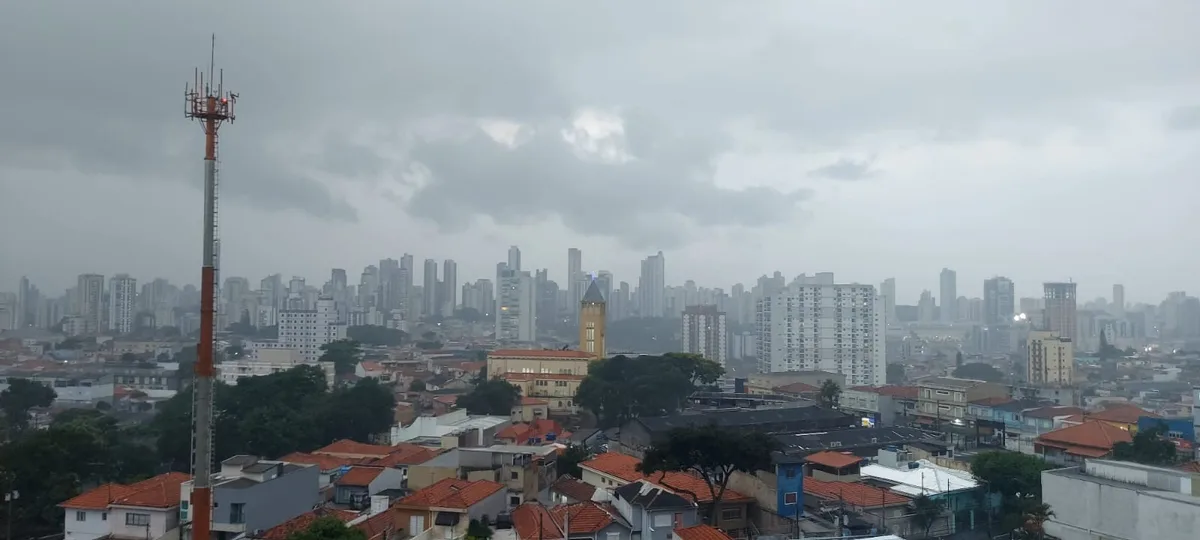 Cidade de SP entra em estado de atenção para alagamentos em todas as regiões nesta sexta-feira