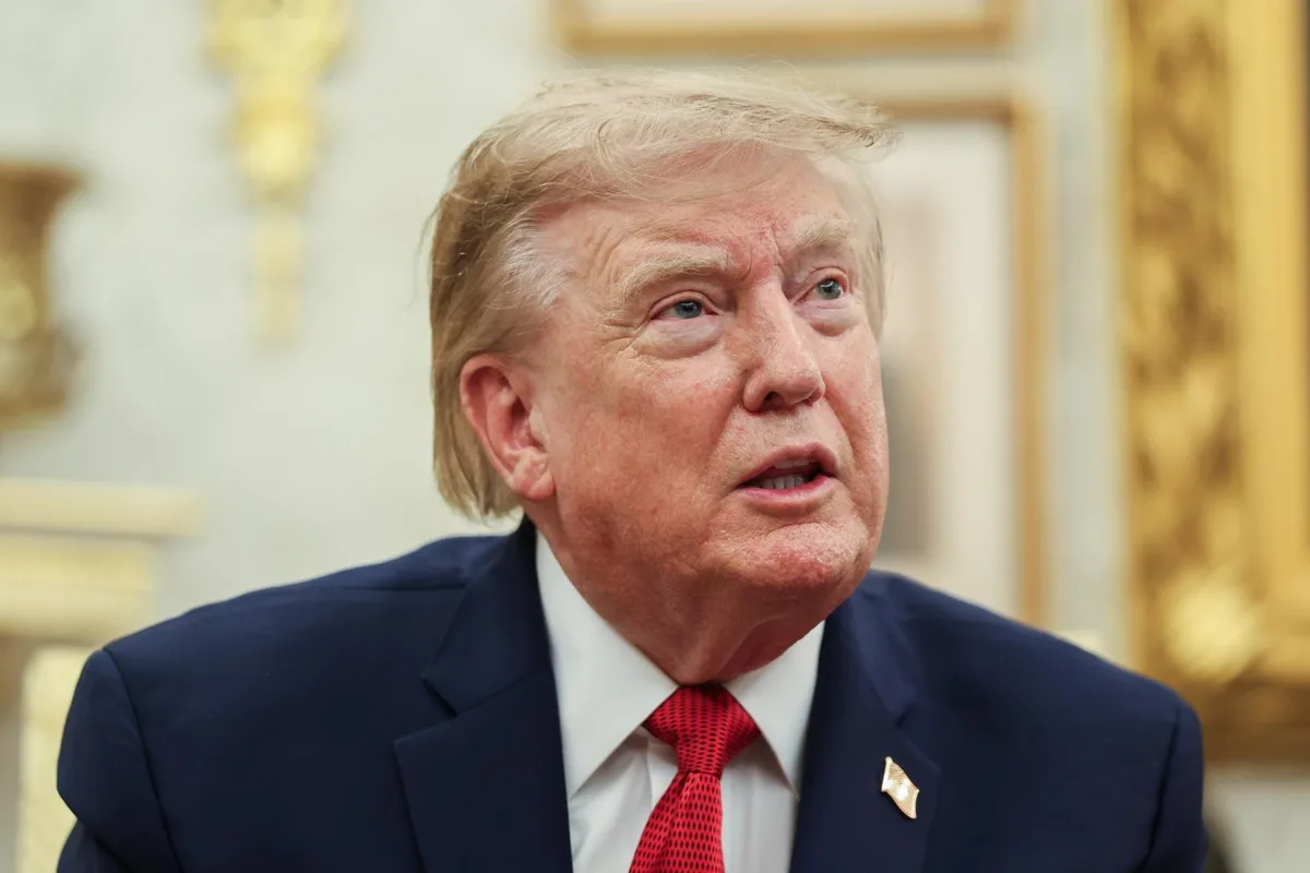 VIDEO: El tenso momento en que Trump mandó a callar a una periodista de CNN en el Despacho Oval