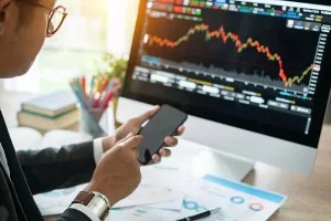 Risco geopolítico pesa e juros intermediários e longos firmam alta