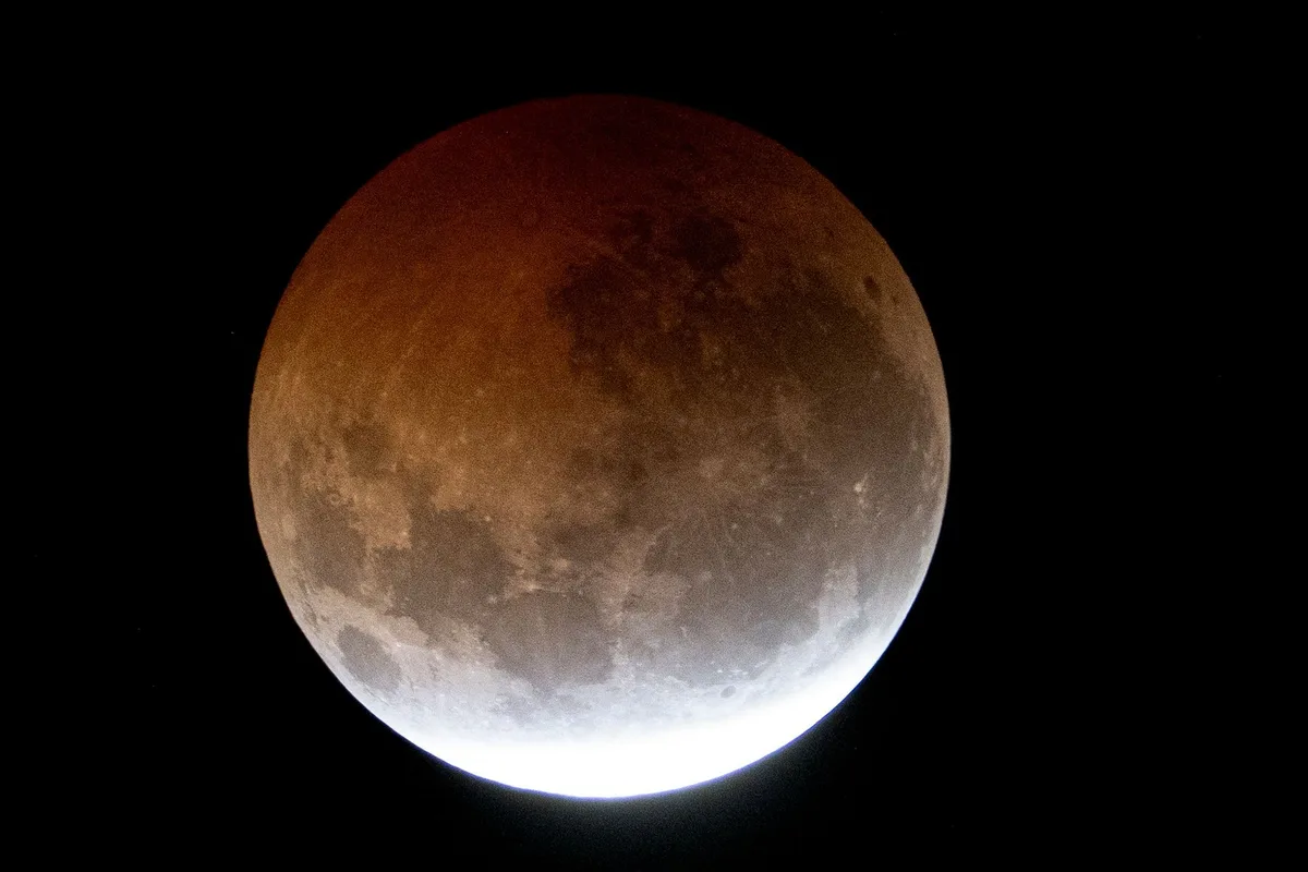 Não chegou a tempo de acompanhar o eclipse lunar? Veja as imagens mais impressionantes do fenómeno