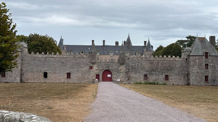 Erquy : un gradin s'effondre avant un spectacle au château de Bienassis, 16 personnes blessées