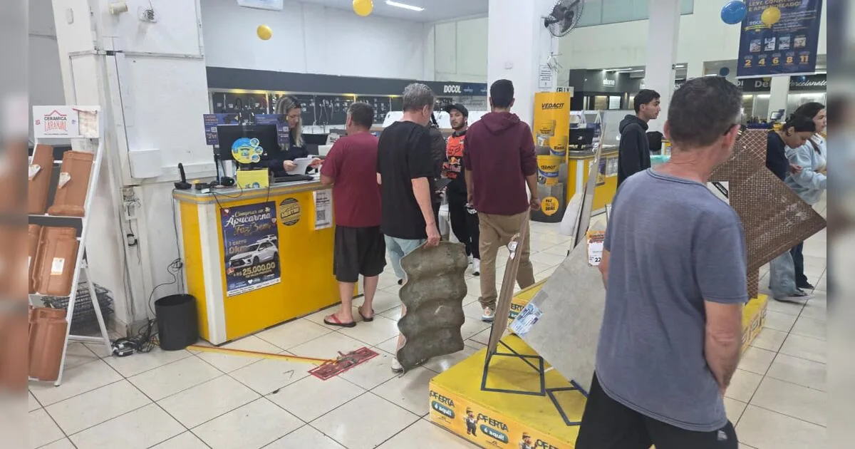 Após temporal, moradores correm atrás de materiais para reparar casas atingidas pelo granizo