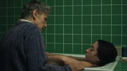 "La Dernière patiente" : Anouk Grinberg en médecin envers et contre tout, dans un drame haletant