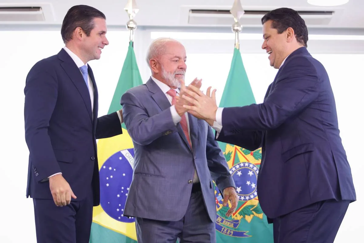 Taxa das blusinhas: Motta anuncia avanço na comissão após reunião com Lula