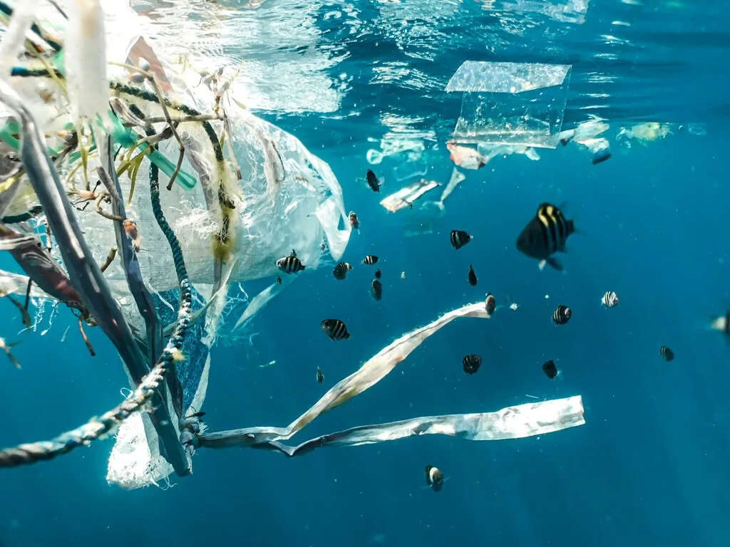Creíamos que bolsas y pajitas eran los culpables de la contaminación oceánica. Pero lo que llena el vertedero del Pacífico viene de una industria completamente diferente