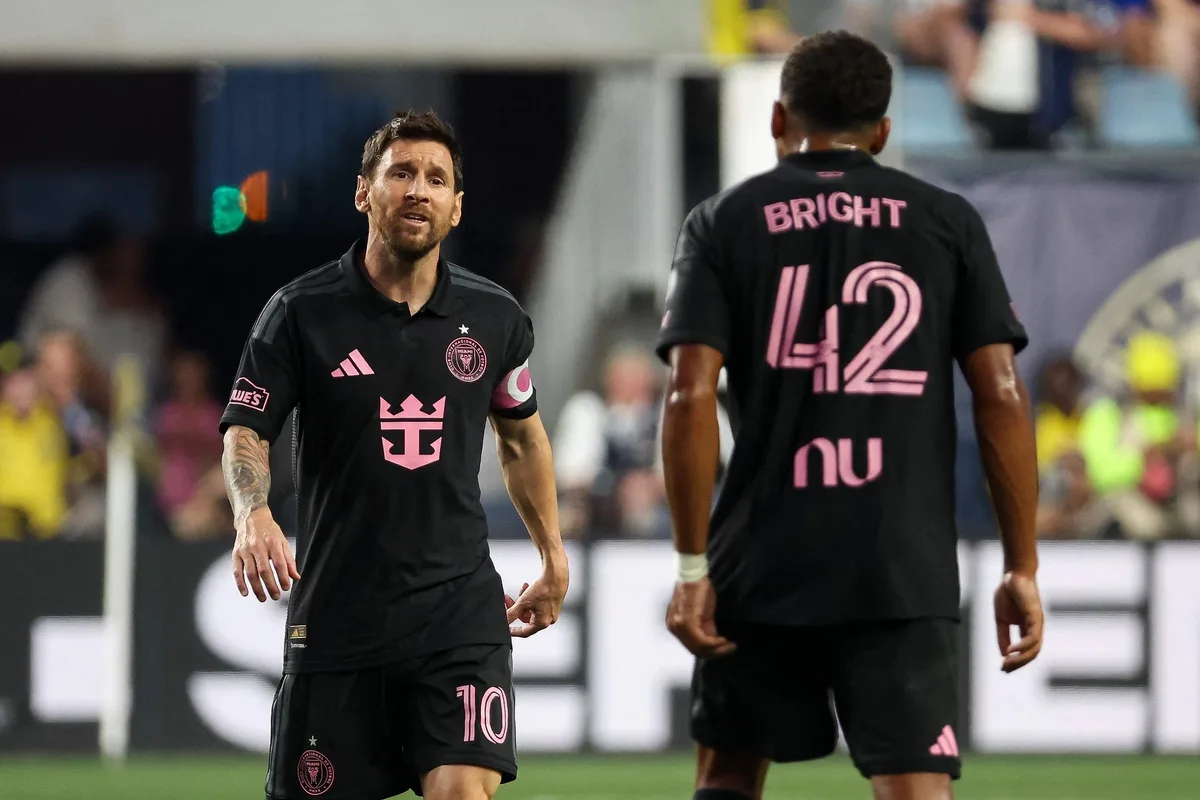 La MLS multó a Lionel Messi por golpear en la cabeza a un oponente en el partido ante Philadelphia Union