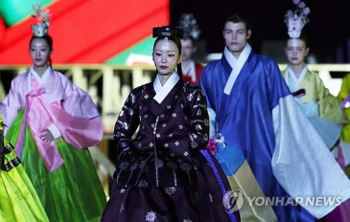 알고 입어야 아름다운 한복…19일 경복궁서 '바르게 입기' 캠페인