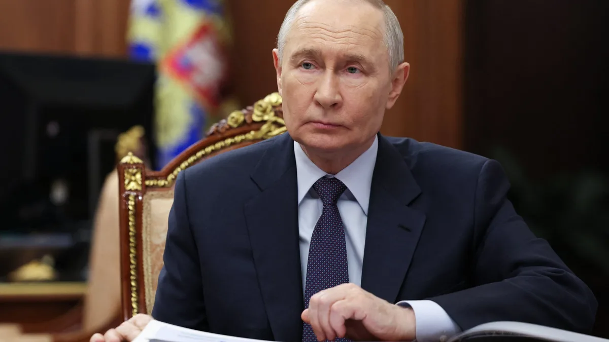 Une entreprise russe sur trois déficitaire, pas de prime à Noël pour les salariés, moins d'1% de croissance... Étouffée par des taux d'intérêt à 20%, la Russie touche aux limites d'une économie de guerre