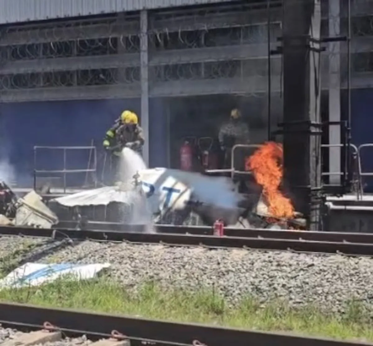 VÍDEO: Avião cai perto de estação de metrô e deixa piloto morto