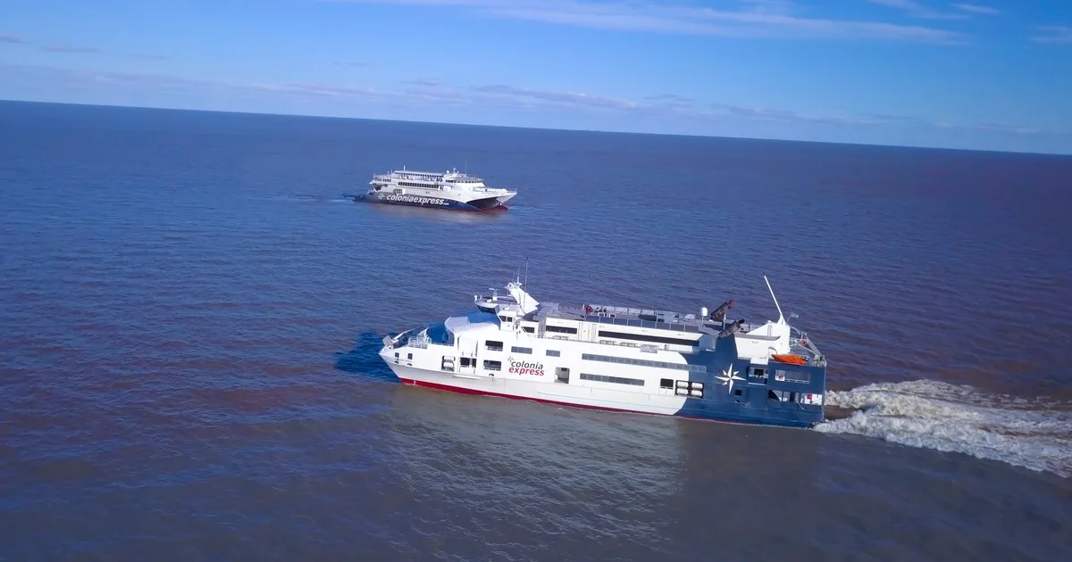 Buquebus y Colonia Express se pelean por el tramo Buenos Aires-Montevideo y el uso de un muelle sube la tensión