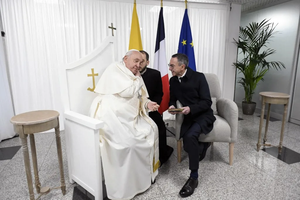 Inscrire la "tradition judéo-chrétienne" dans la Constitution, comme le souhaite Retailleau ? Ça risque d'être compliqué