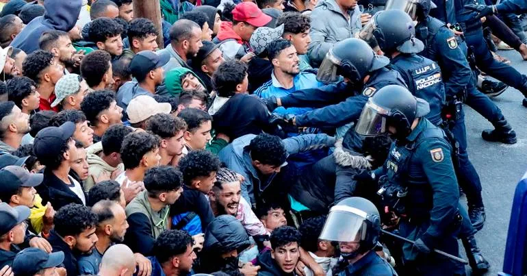 Cerca de 10.000 migrantes continuam em Ceuta