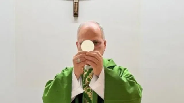 Papa mostra "melhoria constante" após operação. As primeiras imagens