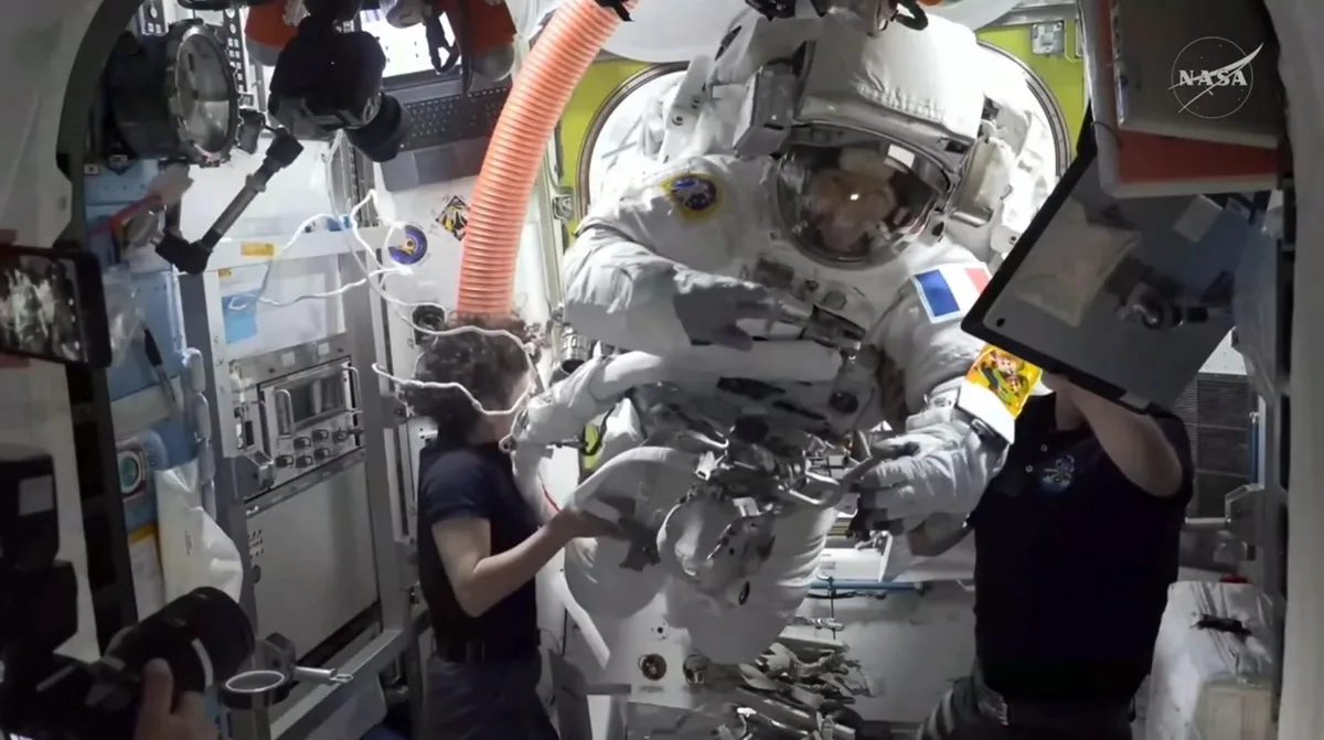 Dos astronautas inician paseo espacial para mejorar la comunicación con Tierra de la Estación Espacial Internacional