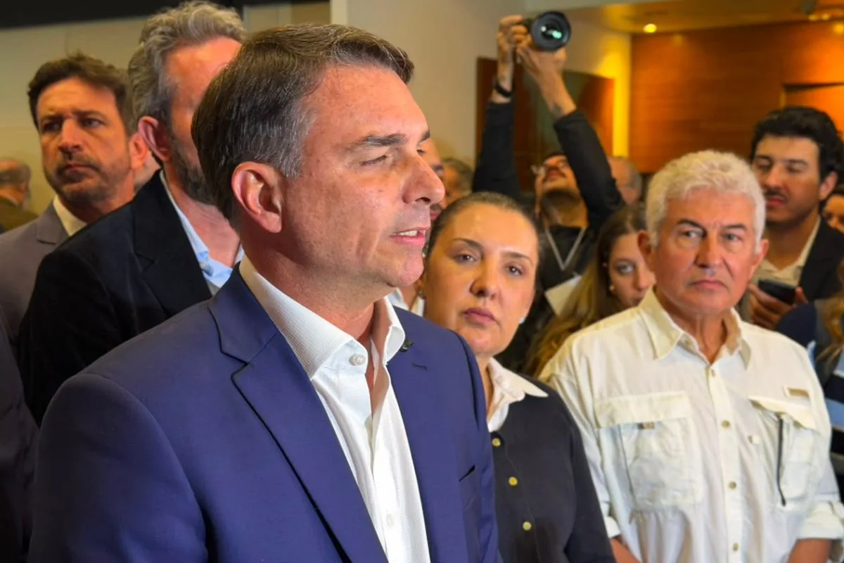 Flávio Bolsonaro vai conversar com ministro de Bukele sobre segurança