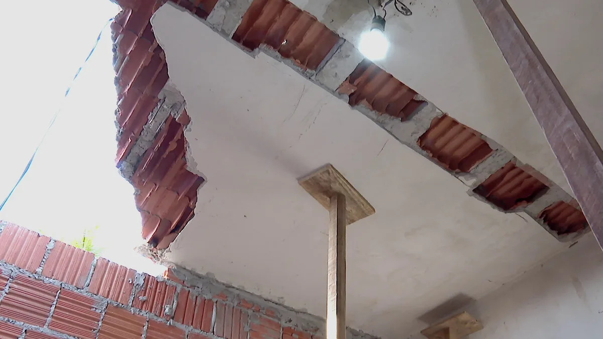 Aposentados ainda tentam reconstruir casa 3 semanas após temporal com ventos de até 160 km/h em Ribeirão Preto