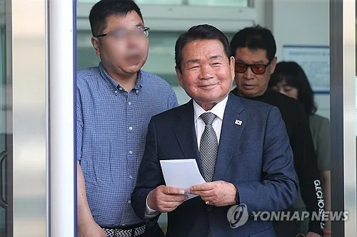 '풀빌라 무료 숙박 의혹' 신경호 전 강원교육감 첫 소환조사