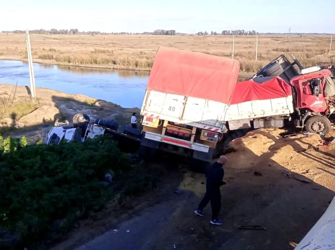 Impactante accidente en la Ruta 51: cuatro camiones chocaron, uno cayó de un puente y un hombre murió