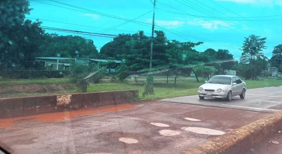 Conductores deben hacer "maromas" para entrar al pueblo de Achaguas